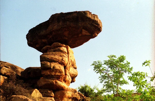 View Wonderfully Balanced Rock Slab Hill Badami Bagalkot District Karnataka — Stock Photo, Image