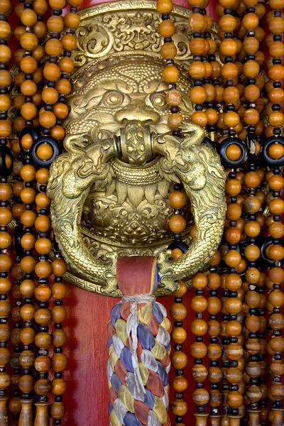 在印度卡纳塔克邦迈索尔区Kushalnagar附近的Bylakuppe Namdroling修道院 可以看到精心设计的金属门把手 — 图库照片