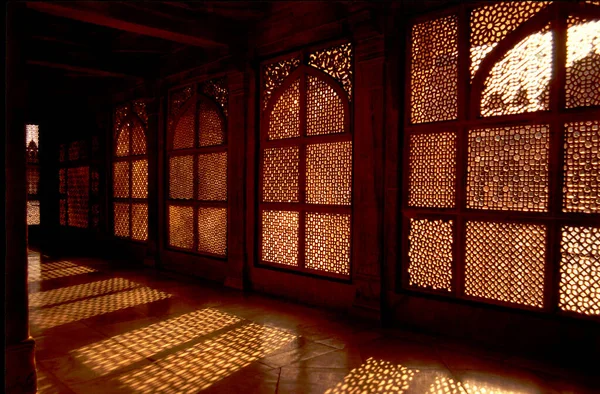 在印度北方邦Fatehpur Sikri的Buland Darwaza的Chisti墓 黄昏的阳光透过大理石窗户形成了光影图案 — 图库照片