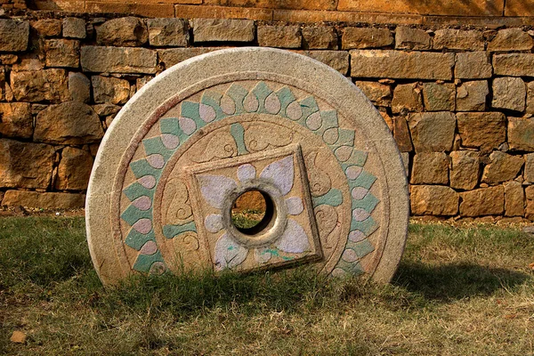 在印度卡纳塔克邦班加鲁省南迪山附近的Nandish寺 喷漆的石轮嵌入地下 — 图库照片