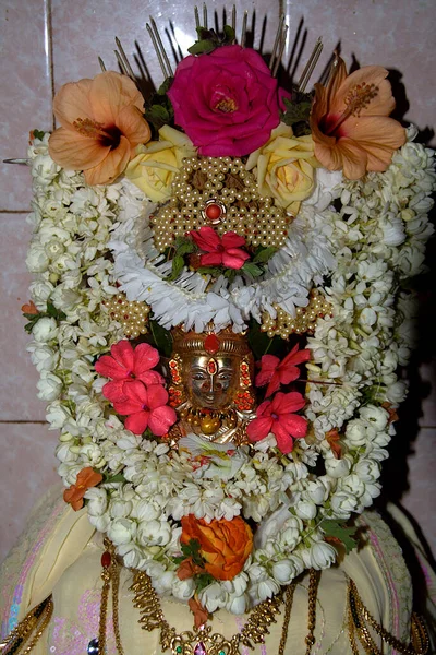 Ídolo Lakshmi Decorado Con Flores Perlas Brazaletes Collares Durante Varamahalakshmi — Foto de Stock