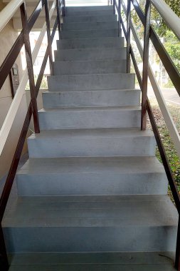 Yükselmek ve alçalmak için kullanılan beton merdiven görüntüsü