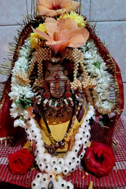 Hint festivalleri sırasında çiçek ve kolyelerle süslenmiş Tanrıça Lanksmi 'nin puja manzarası