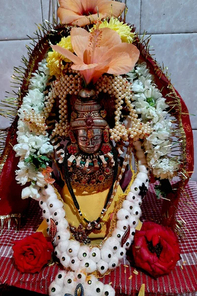 Hint festivalleri sırasında çiçek ve kolyelerle süslenmiş Tanrıça Lanksmi 'nin puja manzarası