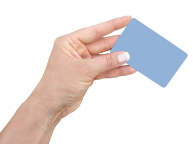 Kadınların elinde kredi kartı var. Beyaz üzerine izole edilmiş. Üç klips