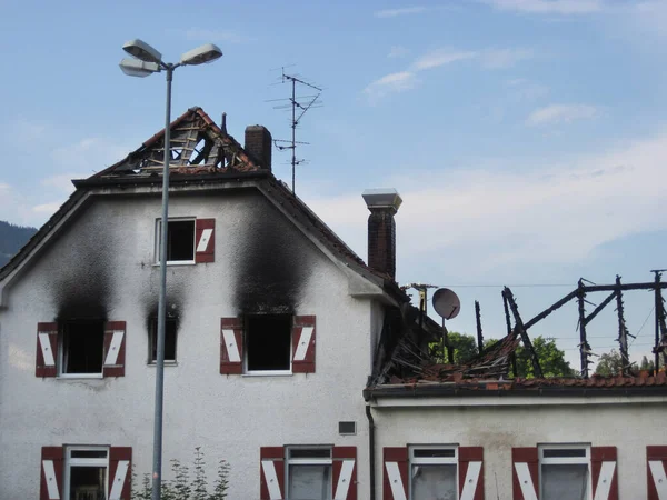 Prédio de hotel danificado depois de queimado pelo fogo. Reichenhall ruim , — Fotografia de Stock