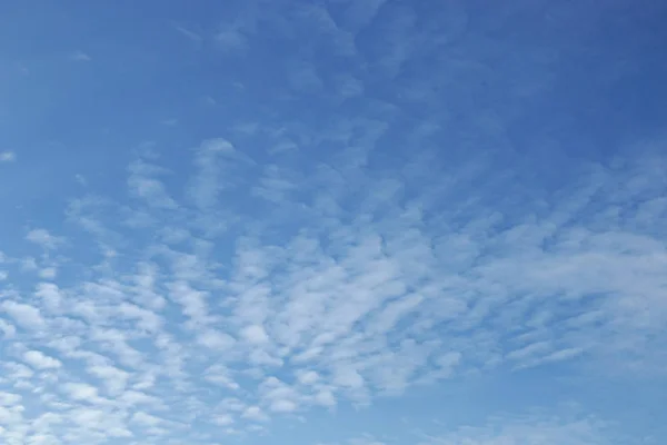 Mavi Gökyüzü Arka Plan Ile Küçük Bulutlar Üzerinde Mavi Gökyüzünde — Stok fotoğraf