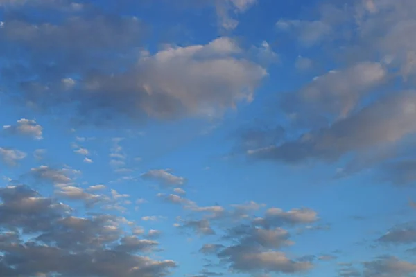 Mavi Gökyüzü Arka Plan Ile Küçük Bulutlar Üzerinde Mavi Gökyüzünde — Stok fotoğraf