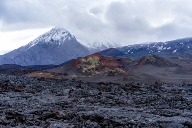 Ostry Tolbachik yanardağının arka planında aktif lav akışı - Kamçatka, Rusya.