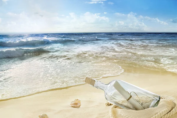 Піщаний Пляж Пляшки Повідомленням Самому Березі Моря — стокове фото