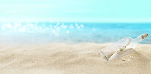 Vue Sur Plage Sable Fin Bouteille Avec Une Lettre Intérieur — Photo