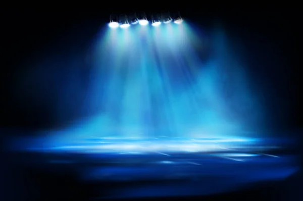 霧の中で明るく点灯街灯 ステージに立つ 夜の街 青の背景にスポットライト ベクターイラスト — ストックベクタ