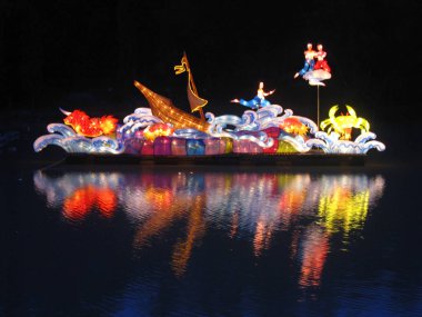 Gece parkında fenerler süsleyin