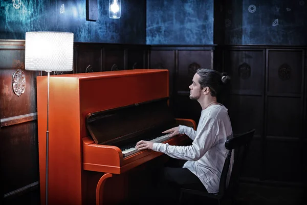 Молодой Бородатый Человек Играет Красном Пианино Стоковое Фото