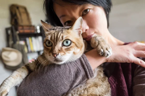 Vrouw Met Haar Oude Kat Het Huis — Stockfoto