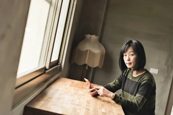 아시아 여자는 집에서 핸드폰을 — 스톡 사진