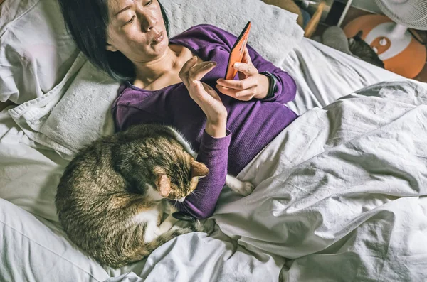 Woman Using Cellphone Bed Her Cat — Stock Photo, Image