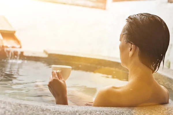 Bakifrån Asiatiska Mogen Kvinna Håller Kopp Kaffe Hot Spring Pool — Stockfoto
