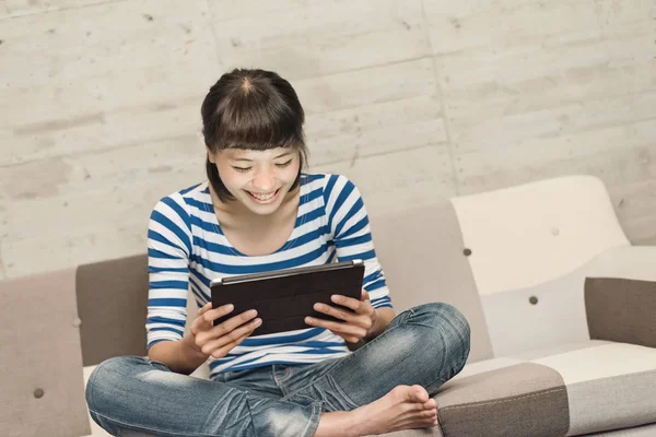 亚洲妇女在家使用平板电脑 — 图库照片