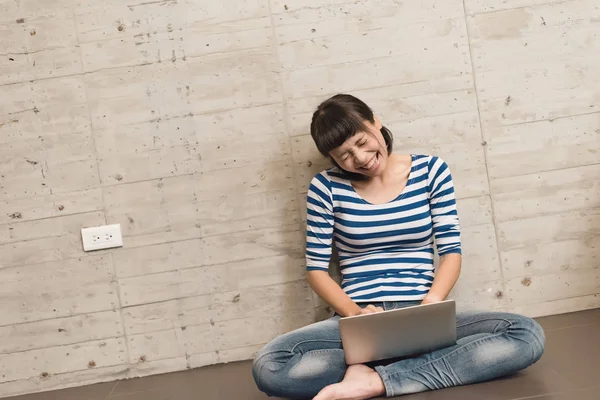 Menina Feliz Usar Laptop Casa Conceito Trabalhar Casa — Fotografia de Stock