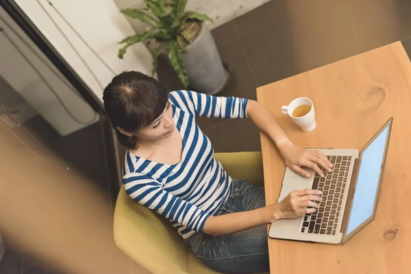 Mujer Asiática Usando Ordenador Portátil Noche Concepto Trabajo Casa — Foto de Stock