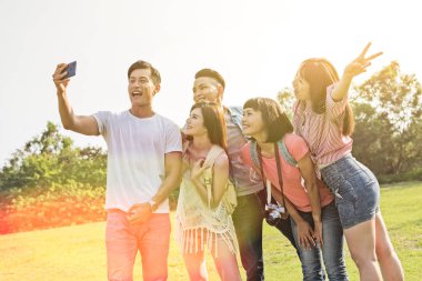 insanlar selfie parkta arkadaşlarıyla