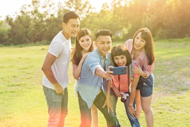 insanlar selfie parkta arkadaşlarıyla