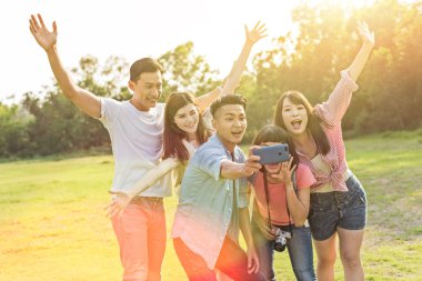insanlar selfie parkta arkadaşlarıyla