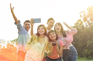 insanlar selfie parkta arkadaşlarıyla