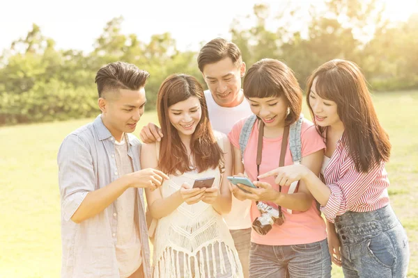 Gente Asiática Usando Teléfono Celular Parque —  Fotos de Stock