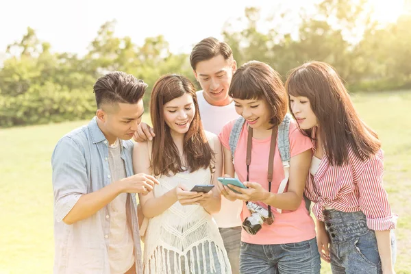 Gente Asiática Mira Algo Teléfono Celular Con Sus Amigos Parque — Foto de Stock