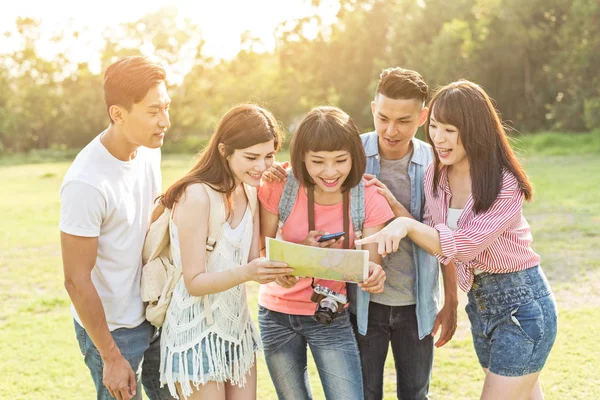 Gente Viaja Con Sus Amigos Buscar Algo Mapa — Foto de Stock