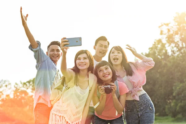 Selfie Gente Con Sus Amigos Parque — Foto de Stock