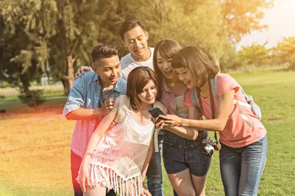 Gente Asiática Mira Algo Teléfono Celular Con Sus Amigos Parque — Foto de Stock
