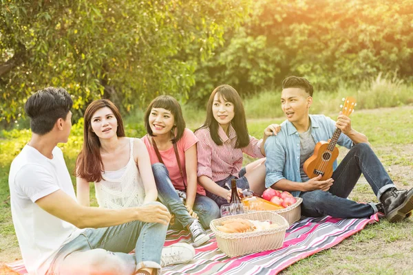 Asiatico Giovane Prendere Picnic Con Suoi Amici Parco — Foto Stock