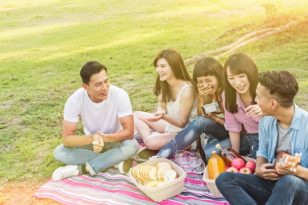 Asiático Joven Tomar Picnic Con Sus Amigos Parque —  Fotos de Stock