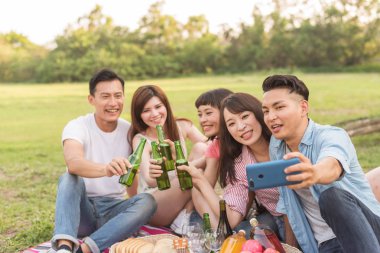 insanlar selfie parkta arkadaşlarıyla