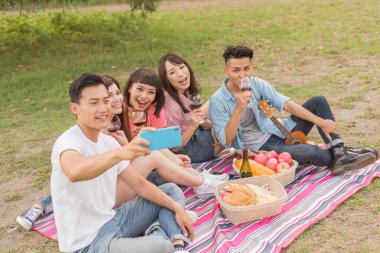 insanlar selfie parkta arkadaşlarıyla