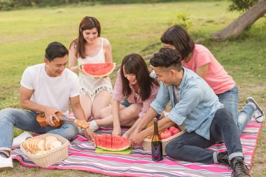 Asya insanlar bir piknik ile karpuz almak