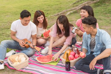 Asya insanlar bir piknik ile karpuz almak