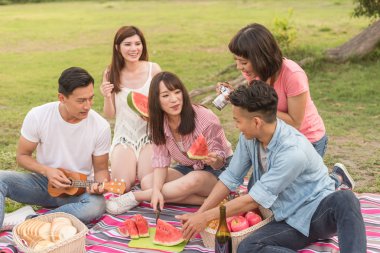 Asya insanlar bir piknik ile karpuz almak