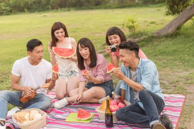 Asya insanlar bir piknik ile karpuz almak