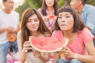 Asya insanlar bir piknik ile karpuz almak