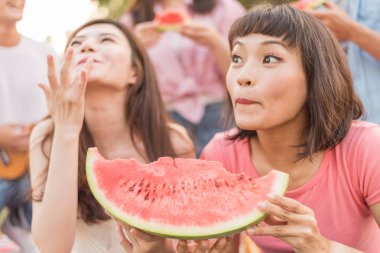 Asya insanlar bir piknik ile karpuz almak