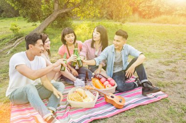 Asya insanlar bir piknik ile bira almak