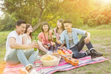 Asya insanlar bir piknik ile bira almak