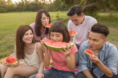 Asya insanlar bir piknik ile karpuz almak