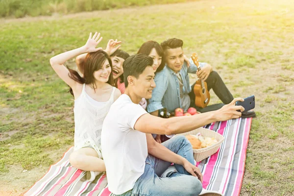 insanlar selfie parkta arkadaşlarıyla