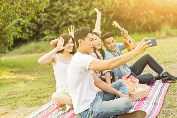 Personer Selfie Med Sina Vänner Parken — Stockfoto