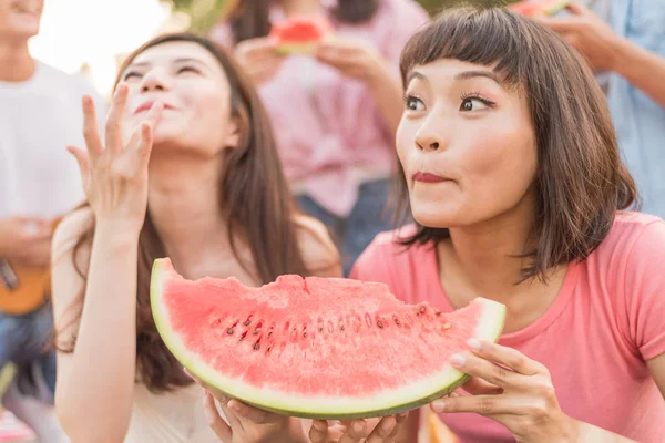 Asya insanlar bir piknik ile karpuz almak
